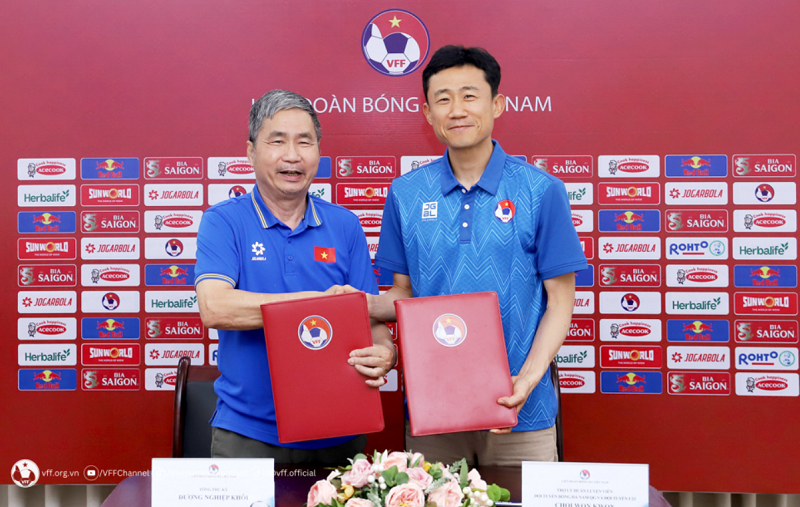 Chia tay tuyển Việt Nam, HLV Choi Won Kwon chưa biết mùi chiến thắng cùng Thanh Hóa